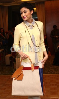 Seorang model beraksi di atas catwalk. Menurut Dini Indra (Style Keepers), tas branded yang mewah pun bisa jadi Investasi.