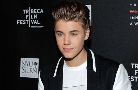 Konser di Paris, Justin Bieber Jatuh Kepentok Dinding Kaca