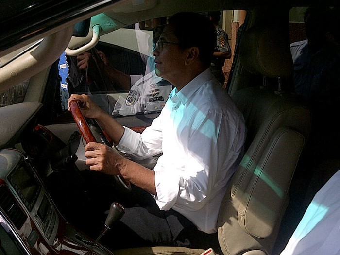 Kunjungi Pabrik Gula di Cirebon, Dahlan Nyetir Alphard
