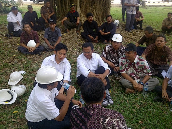 Ini Gaya Dahlan Pimpin Rapat di Halaman Pabrik Gula