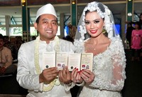 Catherine Wilson dan Achmad Muckhlas Arofat memamerkan buku nikah mereka.