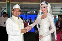 Akad nikah Catherine Wilson dan Achmad Muckhlas Arofat berlangsung di Masjid Pondok Indah pukul 08.30 WIB, Jumat (1/6/2012).
