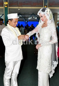 Akad nikah Catherine Wilson dan Achmad Muckhlas Arofat berlangsung di Masjid Pondok Indah pukul 08.30 WIB, Jumat (1/6/2012).