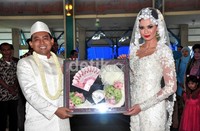 Mas kawin yang diserahkan adalah uang sebesar Rp 1 juta dan seperangkat hijab.