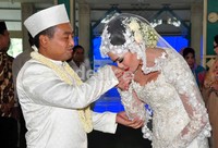 Keket mengenal Arofat sejak 6 bulan yang lalu lewat sahabatnya. Keket pun langsung mengiyakan ajakan menikah sang kekasih begitu Arofat mengajaknya ke pelaminan.