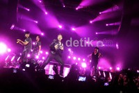 Aksi BSB yang tetap enerjik dengan kualitas suara yang masih sempurna. Nick Carter tetap menjadi ikon grup ini.