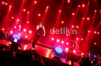 NKOTB tetap tidak mau kalah. Meski lebih tua dari BSB, NKOTB tetap tampil menggetarkan, membuat ribuan penonton menjerit sejadi-jadinya.