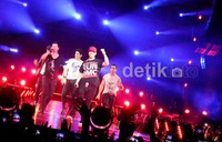 Backstreet Boys membawakan lagu-lagu hits yang sempat menggetarkan dunia hiburan pada pertengahan 90an. Anda masih ingat As Long As You Love Me? Yup, mereka membawakan lagu itu tanpa cacat.