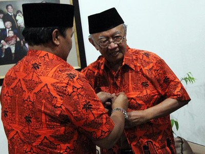 Gus Sholah Pakai Batik Hidayat