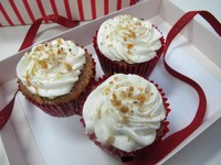 The Rouge Flamingo membuat carrot cake yang satu ini dalam bentuk cup cake. After tastenya sedikit basah dan aroma butternya kuat. 6 buah Carrot cake ini dihargai Rp. 150.000,00. (Dyah Oktabriawatie)