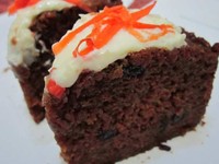 Carrot cake yang ini buatan The Baked Goods. Teksturnya sedikit padat dan basah, wortel parutnya menyatu dnegan adonan bersama kismis, kayu manisnya juga terasa pekat. Harga perpotongnya Rp. 22.000.00. (Dyah Oktabriawatie)