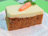 Krim bentuk wortel di atas krim cream cheesenya sesuai dengan nama cake ini. Wortel dan raisin terlihat jelas dari sisi pinggir kue. Cake yang teksturnya ringan ini dijual Coffee Club seharga Rp. 28.000.00 per slice. (Dyah Oktabriawatie)