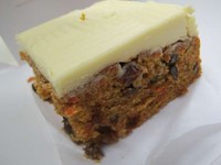 Cream cheese yang menutupi permukaan cake begitu lembut. Rasa manisnya begitu kuat, tidak hanya wortel parut dan raisin yang mneyatu bersama adonan tapi ada irisan walnut yang masih terasa saat digigit. SEcret Recipe menawarkan kue lezatnya ini seharga Rp. 23.800.00 per potong. (Dyah Oktabriawatie)