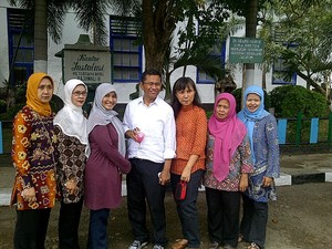 Makan Iwak Peyek Nasi Jagung, Dahlan Iskan Dikerubuti Fans Wanita