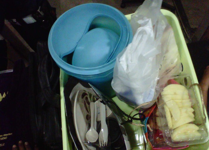 Keluarga Bawa Jambu dan Buku-buku Ekonomi untuk Miranda