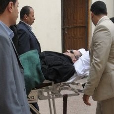 Berkacamata Hitam, Hosni Mubarak Hadiri Sidang Vonis di Kairo