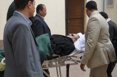Berkacamata Hitam, Hosni Mubarak Hadiri Sidang Vonis di Kairo