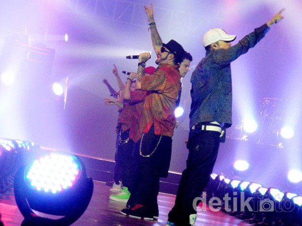 Baju Batik Jadi Kostum Penutup Konser NKOTBSB
