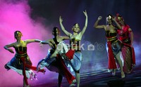 Di bawah arahan Aksan Sjuman, Gatotkaca Kembar disajikan dalam sebuah aransemen musik simfoni metal nan megah dan memukau untuk merekatkan nuansa dan suasana Gatotkaca Kembar, sehingga memberikan pemahaman cerita kepada penonton.
