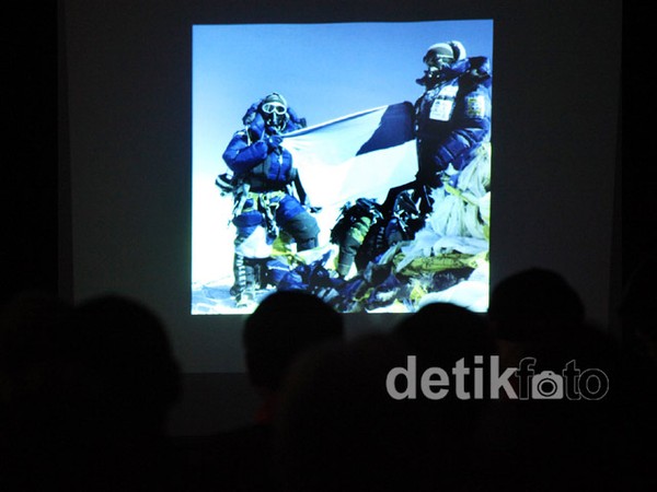 Pendaki Indonesia Kibarkan Merah Putih di Everest