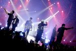 Baju Batik Jadi Kostum Penutup Konser NKOTBSB