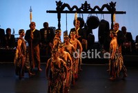 Selain Bedhaya Diradameto, dalam acara pembukaan IDF 2012 juga akan menampilkan kolaborasi 4 koreografer asal Belanda, Solo dan Yogyakarta. Mereka adalah Gerard Mosterd, Eko Supriyanto, Martinus Miroto, dan Sri Qadariatin yang akan membawakan LHistoire du Soldat karya Stravinsky.