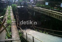 Diduga jembatan ini roboh karena sudah tua. Khairul Ikhwan/detikNews.