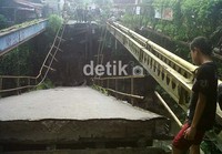 Jembatan ini sudah tidak menjadi tempat utama warga. Khairul Ikhwan/detikNews.