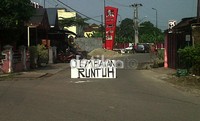 Warga memasang pengumuman tentang robohnya jembatan tersebut. Khairul Ikhwan/detikNews.