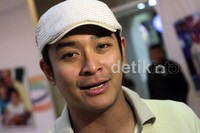 Irgy mengenakan topi pet warna krem. Gus Mun/detikHot.