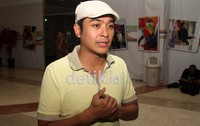 Ia juga mengenakan polo shirt santai warna senada. Gus Mun/detikHot.