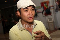 Irgy mengenakan topi pet warna krem. Gus Mun/detikHot.