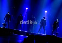 Setelah tampil berganti-gantian, akhirnya NKOTB tampil sendiri di atas panggung. Tampil rapi dengan jas serba hitam dan topi vedora, Donnie Wahlberg cs sukses membuat hati penonton perempuan luluh dengan lagu Didnt I (Blow Your Mind This Time), Valentine Girl , If You Go Away, Please Dont Go Girl.