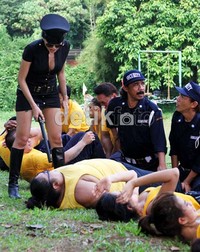 Nikita Mirzani tampil seksi dengan seragam berwarna hitam. Herianto Batubara/detikHot.