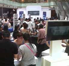 Warga Surabaya Antre Perdana Samsung Galaxy S III