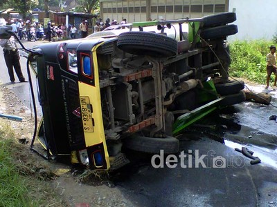 Truk Tangki Terguling Timpa Motor