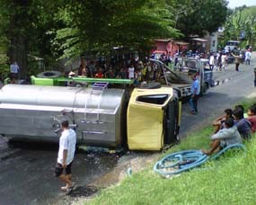 Truk Tangki Terguling Timpa Biker, 1 Orang Luka Berat