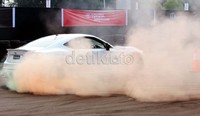 Bos Toyota Indonesia Johnny Darmawan tak ketinggalan menikmati ngedrift bareng mobil sport Toyota 86. Muhammad Ikhsan/detikOto.