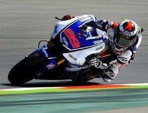 Lorenzo Menang di Kandang