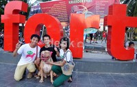 Para pehobi anjing se-Makassar tidak lupa berpose di depan landmark Benteng Fort Rotterdam. M Nur Abdurrahman/detikNews.