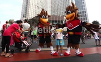 Maskot Djarum Indonesia Open Premier berinteraksi dengan anak-anak saat hari bebas kendaraan di sekitar Bundaran Hotel Indonesia, Jakarta.