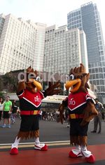 Maskot DIO Hibur Anak-anak di Bundaran HI