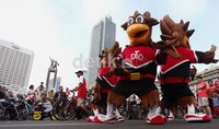 Maskot DIO menghibur anak-anak di bundaran HI, Jakarta.
