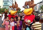 Maskot DIO Hibur Anak-anak di Bundaran HI