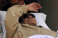 Mubarak yang terbaring di atas ranjang meninggalkan ruang sidang. Dalam persidangan tersebut, mantan presiden Mesir itu divonis penjara seumur hidup. Reuters/Stringer.