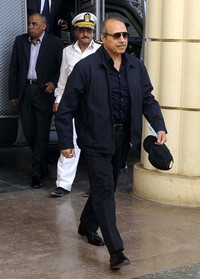 Mantan Menteri Dalam Negeri Mesir, Habib al-Adly berjalan meninggalkan ruang sidang. Dalam peridangan tersebut, hakim juga menjatuhkan vonis penjara seumur hidup kepada Adly. Mantan Menteri Dalam Negeri Mesir itu juga diadili atas kasus pembunuhan para demonstran, sama seperti Mubarak. Reuters/Stringer.