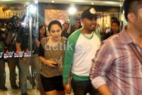 Perempuan itu tampak jauh lebih muda dari Glenn. Herianto Batubara/detikHot.