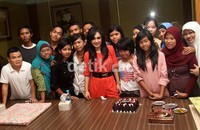 Yuni Shara berpose bersama fans yang turut hadir. Gusmun/detikHot.