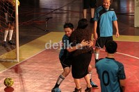 Gading Marten memeluk Nunung di lapangan. Gusmun/detikHot.