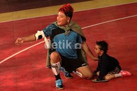 Sule memakai jubah bersama Daus Mini. Gusmun/detikHot.